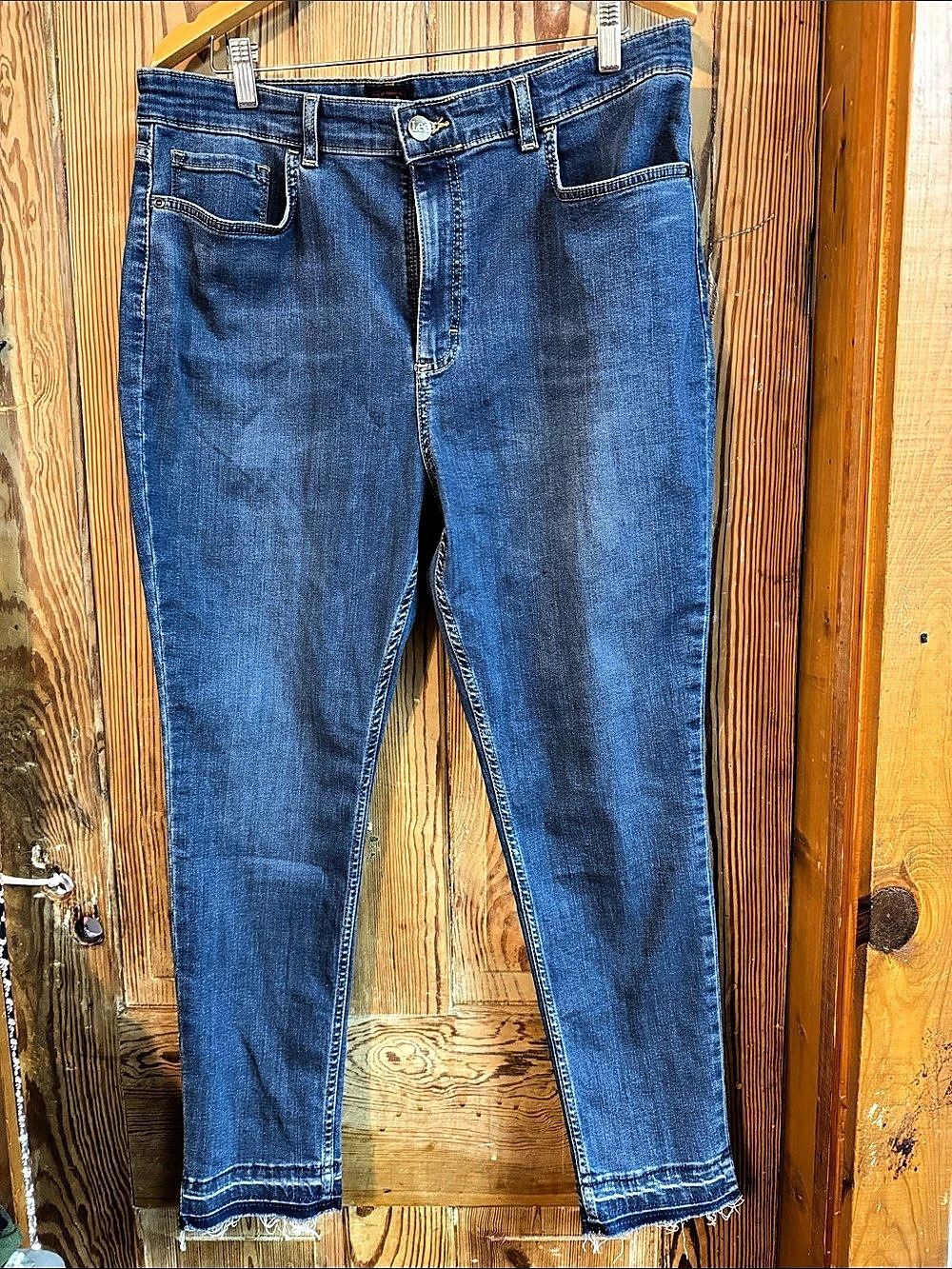 Lee Heritage Slim Straight Jeans in Blue